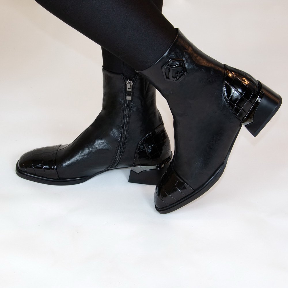 بوت زنانه سنگی